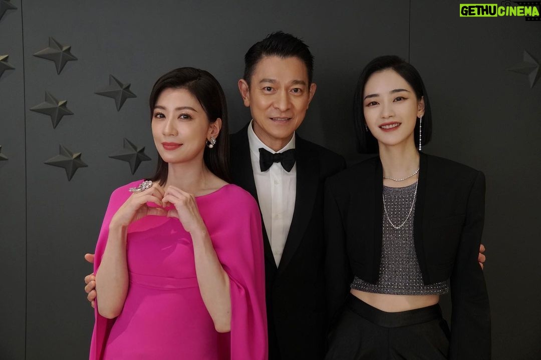 Alyssa Chia Instagram - 記得國中時期 把所有的零用錢拿來買自己偶像的照片,一張張珍藏在照片小本本裡。每晚寫功課都會拿出來放在旁邊陪伴,時常寫著寫著就趴睡在照片上進入甜甜的夢鄉⋯ 他就是我青春時期唯一偶像 劉德華🤩 昨晚謝謝 @liuyase 幫我圓夢!❤️ 知道妳剛拍完的電影是演他太太 妳夠義氣的拉著我去見他⋯ 感動💓 我雀躍不已的如同小朋友的害羞旋轉🤣🥰也如願以償的合照! 昨晚⋯真的有種美夢成真的感受💓 你們的童年偶像是誰呢? 你們懂我的感受吧🫣🤣 #劉德華 #永遠男神