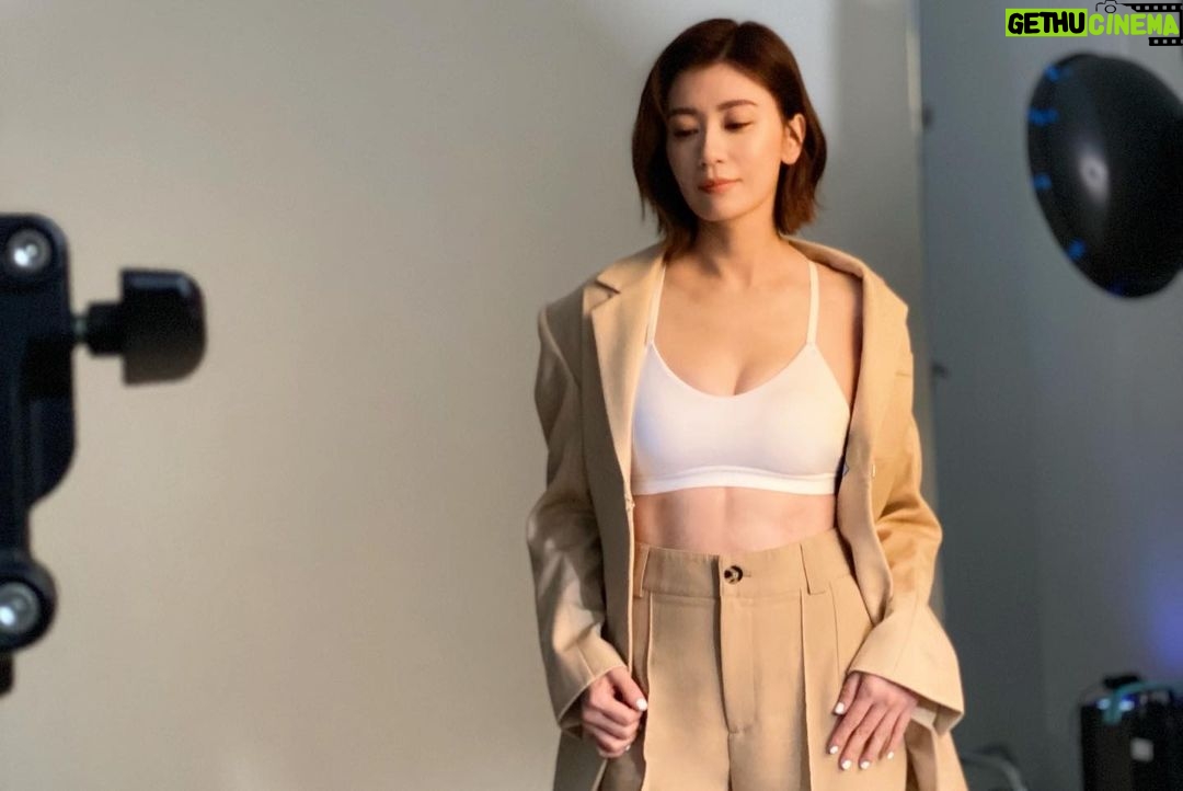 Alyssa Chia Instagram - 我真的好多身分耶🥰 未來健身總教練 有點帥🤣😎 但也是有很大的責任💪 我常說 要健康 要瘦得美麗 我也一直在努力執行中 很開心能夠認識我的未來教練💓 在我想要小小偷懶時他就會跳出來 讓我邊偷懶又能繼續訓練🤣 最後那張是小助手的側拍視角 覺得很有我喜歡的健康美🤣🥰 祝大家2022繼續健康 繼續美💪 我會繼續找實體教練幫我重訓 找未來教練幫我加強全身的肌力 對了 謝謝佼哥的主持 有你在很安心 @mickey1972330 Styling : @eavecning @paulawa Makeup: @clairechengmakeup Hair: @u88na #Zclub未來健身 #Zfield肌力塑 #找到更有力量的自己 #未來健身全面啟動 #未來健身總教練