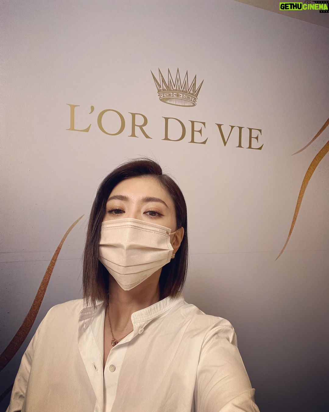 Alyssa Chia Instagram - 今天很開心進入了迪奧奢華保養殿堂 成為迪奧生命之源金萃系列的保養大使 在演藝工作及生活中,我一直努力展現最好的自己 對於肌膚保養,我也是只用最好的✨ 這迪奧傳奇奢華的巔峰之作 是以享譽皇室尊榮血統的依肯酒莊所打造的絕世奢華保養逸品 也是讓我的肌膚狀態攀升巔峰的關鍵~ 還收到比包還難搶的 全球限量2020依肯珍釀版 真的太受寵了! 這絕對是肌膚最奢寵的享受💕 @DiorBeauty #DiorlOrdeVie #Dior生命之源金萃系列