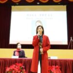 Alyssa Chia Instagram - 當我被通知要回母校領獎 腦中閃過了許多回憶的畫面⋯ 從小學到中學 都在這裡成長 腦中閃出了我們的校歌 「復興好 復興好 復興創立了復興島 他是我們的褓母 我們在他的搖籃中成長⋯」 天啊⋯ 今天以傑出校友的身份回娘家 格外榮幸🙏💖 董事長氣質優雅一點都沒變💖 同學們再見到面 都要思考一下誰是誰🤣🙏 以前幾個好友 還是格外親切💖 還有看到老師們還是會立正站好😓 2022 是個好的開始👏 見到復興家人💖感動⋯☺️ #我是復興小火炬 #母校 #傑出校友 #繼續努力