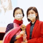 Alyssa Chia Instagram - 當我被通知要回母校領獎 腦中閃過了許多回憶的畫面⋯ 從小學到中學 都在這裡成長 腦中閃出了我們的校歌 「復興好 復興好 復興創立了復興島 他是我們的褓母 我們在他的搖籃中成長⋯」 天啊⋯ 今天以傑出校友的身份回娘家 格外榮幸🙏💖 董事長氣質優雅一點都沒變💖 同學們再見到面 都要思考一下誰是誰🤣🙏 以前幾個好友 還是格外親切💖 還有看到老師們還是會立正站好😓 2022 是個好的開始👏 見到復興家人💖感動⋯☺️ #我是復興小火炬 #母校 #傑出校友 #繼續努力