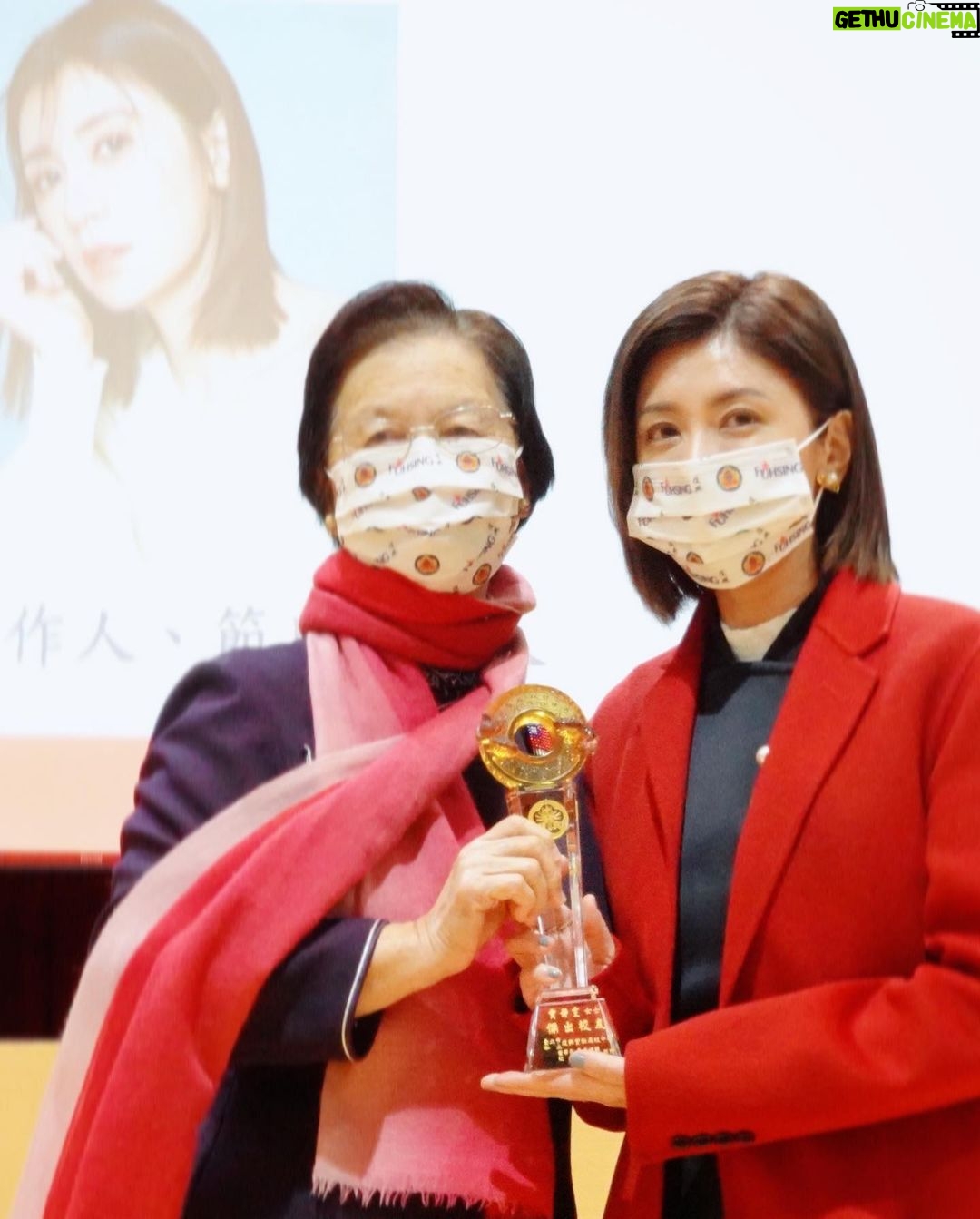 Alyssa Chia Instagram - 當我被通知要回母校領獎 腦中閃過了許多回憶的畫面⋯ 從小學到中學 都在這裡成長 腦中閃出了我們的校歌 「復興好 復興好 復興創立了復興島 他是我們的褓母 我們在他的搖籃中成長⋯」 天啊⋯ 今天以傑出校友的身份回娘家 格外榮幸🙏💖 董事長氣質優雅一點都沒變💖 同學們再見到面 都要思考一下誰是誰🤣🙏 以前幾個好友 還是格外親切💖 還有看到老師們還是會立正站好😓 2022 是個好的開始👏 見到復興家人💖感動⋯☺️ #我是復興小火炬 #母校 #傑出校友 #繼續努力