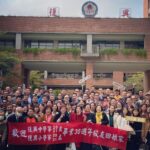 Alyssa Chia Instagram - 當我被通知要回母校領獎 腦中閃過了許多回憶的畫面⋯ 從小學到中學 都在這裡成長 腦中閃出了我們的校歌 「復興好 復興好 復興創立了復興島 他是我們的褓母 我們在他的搖籃中成長⋯」 天啊⋯ 今天以傑出校友的身份回娘家 格外榮幸🙏💖 董事長氣質優雅一點都沒變💖 同學們再見到面 都要思考一下誰是誰🤣🙏 以前幾個好友 還是格外親切💖 還有看到老師們還是會立正站好😓 2022 是個好的開始👏 見到復興家人💖感動⋯☺️ #我是復興小火炬 #母校 #傑出校友 #繼續努力