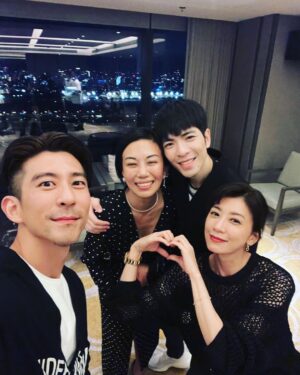 Alyssa Chia Instagram - 生日樂啊🎂年齡不是重點！
幸福已滿溢在我們身邊⋯
這多麼不容易，但又是那麼簡單！
除了感動⋯還是感動⋯
此時此刻 我們被感動到！
我愛你們❤️

#求婚成功
#人生好多驚喜
#幸福
@jam_hsiao0330 
@summer_lin_627 
@lefthere036