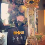Alyssa Chia Instagram - 當我被通知要回母校領獎 腦中閃過了許多回憶的畫面⋯ 從小學到中學 都在這裡成長 腦中閃出了我們的校歌 「復興好 復興好 復興創立了復興島 他是我們的褓母 我們在他的搖籃中成長⋯」 天啊⋯ 今天以傑出校友的身份回娘家 格外榮幸🙏💖 董事長氣質優雅一點都沒變💖 同學們再見到面 都要思考一下誰是誰🤣🙏 以前幾個好友 還是格外親切💖 還有看到老師們還是會立正站好😓 2022 是個好的開始👏 見到復興家人💖感動⋯☺️ #我是復興小火炬 #母校 #傑出校友 #繼續努力