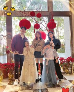Alyssa Chia Instagram - 遲來的拜年🙏 龍年行大運🧨 揮別2023邁入2024🎉👏 只要全家能健康快樂在一起就是一種福氣啦🥰 祝大家好運龍來 福氣滿袋👏 #2024 #龍年