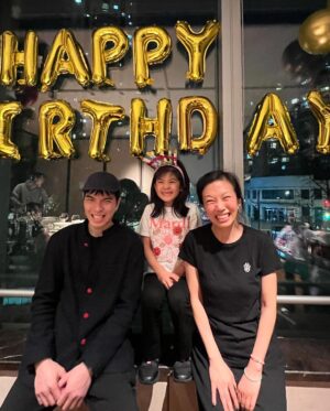 Alyssa Chia Instagram - 驚喜的相遇🤣
怎麼看了圖覺得你們才是一家人🤣
@jam_hsiao0330 
能唱能演的蕭同學
你覺得你跟波妞誰比較帥呢🤣
開心能聚再一起🩷
也謝謝帥哥 @richardkuo007 的照顧🙏
這趟旅程超完美🫡