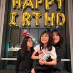 Alyssa Chia Instagram - 驚喜的相遇🤣 怎麼看了圖覺得你們才是一家人🤣 @jam_hsiao0330 能唱能演的蕭同學 你覺得你跟波妞誰比較帥呢🤣 開心能聚再一起🩷 也謝謝帥哥 @richardkuo007 的照顧🙏 這趟旅程超完美🫡