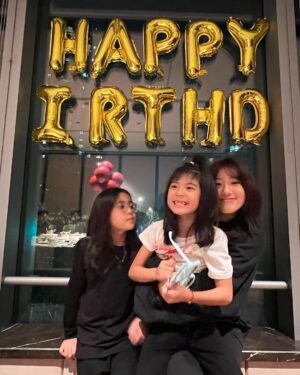 Alyssa Chia Instagram - 驚喜的相遇🤣
怎麼看了圖覺得你們才是一家人🤣
@jam_hsiao0330 
能唱能演的蕭同學
你覺得你跟波妞誰比較帥呢🤣
開心能聚再一起🩷
也謝謝帥哥 @richardkuo007 的照顧🙏
這趟旅程超完美🫡