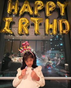 Alyssa Chia Instagram - 驚喜的相遇🤣 怎麼看了圖覺得你們才是一家人🤣 @jam_hsiao0330 能唱能演的蕭同學 你覺得你跟波妞誰比較帥呢🤣 開心能聚再一起🩷 也謝謝帥哥 @richardkuo007 的照顧🙏 這趟旅程超完美🫡