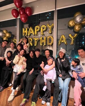 Alyssa Chia Instagram - 驚喜的相遇🤣
怎麼看了圖覺得你們才是一家人🤣
@jam_hsiao0330 
能唱能演的蕭同學
你覺得你跟波妞誰比較帥呢🤣
開心能聚再一起🩷
也謝謝帥哥 @richardkuo007 的照顧🙏
這趟旅程超完美🫡