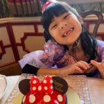 Alyssa Chia Instagram - 這位缺牙怪怪小少女7歲啦🎉🎂🥰 願望是能去迪士尼🫣 以為她想當公主結果她想打扮成帥氣的阿拉丁😅 可惜並沒有這個選項🤣 答應她下次幫她裝扮成她想要的樣子🩷 她說這裡是世界上最好玩的地方💕 然後說只要一家人在一起就好開心了😘 這次去上海慶生 也是波妞的願望！ 因為可以跟大姐姐可以一起🥰 三姐妹的好感情是最珍貴的！ 生日快樂🎂 最幸福的小妹妹🩷 #happybirthday #三姐妹 #shanghai #family @lefthere036 @angelsun619 @shanghaidisneyresort