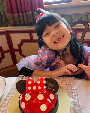 Alyssa Chia Instagram - 這位缺牙怪怪小少女7歲啦🎉🎂🥰
願望是能去迪士尼🫣
以為她想當公主結果她想打扮成帥氣的阿拉丁😅
可惜並沒有這個選項🤣
答應她下次幫她裝扮成她想要的樣子🩷
她說這裡是世界上最好玩的地方💕
然後說只要一家人在一起就好開心了😘
這次去上海慶生 也是波妞的願望！
因為可以跟大姐姐可以一起🥰
三姐妹的好感情是最珍貴的！
生日快樂🎂
最幸福的小妹妹🩷

#happybirthday 
#三姐妹
#shanghai 
#family
@lefthere036 
@angelsun619

@shanghaidisneyresort