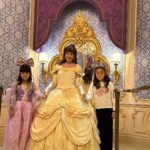 Alyssa Chia Instagram - 這位缺牙怪怪小少女7歲啦🎉🎂🥰 願望是能去迪士尼🫣 以為她想當公主結果她想打扮成帥氣的阿拉丁😅 可惜並沒有這個選項🤣 答應她下次幫她裝扮成她想要的樣子🩷 她說這裡是世界上最好玩的地方💕 然後說只要一家人在一起就好開心了😘 這次去上海慶生 也是波妞的願望！ 因為可以跟大姐姐可以一起🥰 三姐妹的好感情是最珍貴的！ 生日快樂🎂 最幸福的小妹妹🩷 #happybirthday #三姐妹 #shanghai #family @lefthere036 @angelsun619 @shanghaidisneyresort