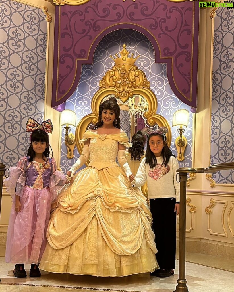 Alyssa Chia Instagram - 這位缺牙怪怪小少女7歲啦🎉🎂🥰 願望是能去迪士尼🫣 以為她想當公主結果她想打扮成帥氣的阿拉丁😅 可惜並沒有這個選項🤣 答應她下次幫她裝扮成她想要的樣子🩷 她說這裡是世界上最好玩的地方💕 然後說只要一家人在一起就好開心了😘 這次去上海慶生 也是波妞的願望！ 因為可以跟大姐姐可以一起🥰 三姐妹的好感情是最珍貴的！ 生日快樂🎂 最幸福的小妹妹🩷 #happybirthday #三姐妹 #shanghai #family @lefthere036 @angelsun619 @shanghaidisneyresort