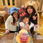 Alyssa Chia Instagram - 這位缺牙怪怪小少女7歲啦🎉🎂🥰 願望是能去迪士尼🫣 以為她想當公主結果她想打扮成帥氣的阿拉丁😅 可惜並沒有這個選項🤣 答應她下次幫她裝扮成她想要的樣子🩷 她說這裡是世界上最好玩的地方💕 然後說只要一家人在一起就好開心了😘 這次去上海慶生 也是波妞的願望！ 因為可以跟大姐姐可以一起🥰 三姐妹的好感情是最珍貴的！ 生日快樂🎂 最幸福的小妹妹🩷 #happybirthday #三姐妹 #shanghai #family @lefthere036 @angelsun619 @shanghaidisneyresort
