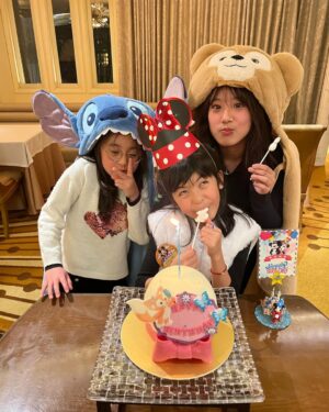 Alyssa Chia Instagram - 這位缺牙怪怪小少女7歲啦🎉🎂🥰
願望是能去迪士尼🫣
以為她想當公主結果她想打扮成帥氣的阿拉丁😅
可惜並沒有這個選項🤣
答應她下次幫她裝扮成她想要的樣子🩷
她說這裡是世界上最好玩的地方💕
然後說只要一家人在一起就好開心了😘
這次去上海慶生 也是波妞的願望！
因為可以跟大姐姐可以一起🥰
三姐妹的好感情是最珍貴的！
生日快樂🎂
最幸福的小妹妹🩷

#happybirthday 
#三姐妹
#shanghai 
#family
@lefthere036 
@angelsun619

@shanghaidisneyresort