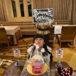 Alyssa Chia Instagram - 這位缺牙怪怪小少女7歲啦🎉🎂🥰 願望是能去迪士尼🫣 以為她想當公主結果她想打扮成帥氣的阿拉丁😅 可惜並沒有這個選項🤣 答應她下次幫她裝扮成她想要的樣子🩷 她說這裡是世界上最好玩的地方💕 然後說只要一家人在一起就好開心了😘 這次去上海慶生 也是波妞的願望！ 因為可以跟大姐姐可以一起🥰 三姐妹的好感情是最珍貴的！ 生日快樂🎂 最幸福的小妹妹🩷 #happybirthday #三姐妹 #shanghai #family @lefthere036 @angelsun619 @shanghaidisneyresort