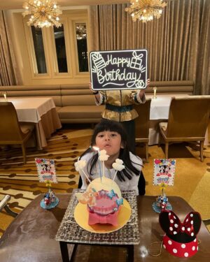 Alyssa Chia Instagram - 這位缺牙怪怪小少女7歲啦🎉🎂🥰
願望是能去迪士尼🫣
以為她想當公主結果她想打扮成帥氣的阿拉丁😅
可惜並沒有這個選項🤣
答應她下次幫她裝扮成她想要的樣子🩷
她說這裡是世界上最好玩的地方💕
然後說只要一家人在一起就好開心了😘
這次去上海慶生 也是波妞的願望！
因為可以跟大姐姐可以一起🥰
三姐妹的好感情是最珍貴的！
生日快樂🎂
最幸福的小妹妹🩷

#happybirthday 
#三姐妹
#shanghai 
#family
@lefthere036 
@angelsun619

@shanghaidisneyresort