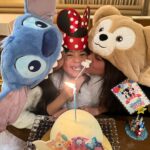 Alyssa Chia Instagram - 這位缺牙怪怪小少女7歲啦🎉🎂🥰 願望是能去迪士尼🫣 以為她想當公主結果她想打扮成帥氣的阿拉丁😅 可惜並沒有這個選項🤣 答應她下次幫她裝扮成她想要的樣子🩷 她說這裡是世界上最好玩的地方💕 然後說只要一家人在一起就好開心了😘 這次去上海慶生 也是波妞的願望！ 因為可以跟大姐姐可以一起🥰 三姐妹的好感情是最珍貴的！ 生日快樂🎂 最幸福的小妹妹🩷 #happybirthday #三姐妹 #shanghai #family @lefthere036 @angelsun619 @shanghaidisneyresort