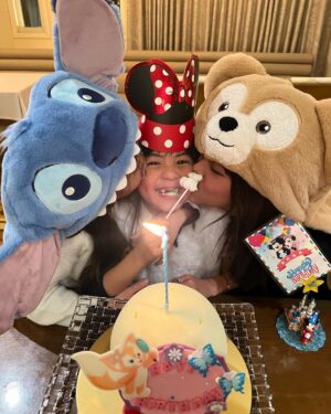 Alyssa Chia Instagram - 這位缺牙怪怪小少女7歲啦🎉🎂🥰
願望是能去迪士尼🫣
以為她想當公主結果她想打扮成帥氣的阿拉丁😅
可惜並沒有這個選項🤣
答應她下次幫她裝扮成她想要的樣子🩷
她說這裡是世界上最好玩的地方💕
然後說只要一家人在一起就好開心了😘
這次去上海慶生 也是波妞的願望！
因為可以跟大姐姐可以一起🥰
三姐妹的好感情是最珍貴的！
生日快樂🎂
最幸福的小妹妹🩷

#happybirthday 
#三姐妹
#shanghai 
#family
@lefthere036 
@angelsun619

@shanghaidisneyresort