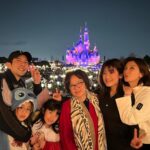 Alyssa Chia Instagram - 這位缺牙怪怪小少女7歲啦🎉🎂🥰 願望是能去迪士尼🫣 以為她想當公主結果她想打扮成帥氣的阿拉丁😅 可惜並沒有這個選項🤣 答應她下次幫她裝扮成她想要的樣子🩷 她說這裡是世界上最好玩的地方💕 然後說只要一家人在一起就好開心了😘 這次去上海慶生 也是波妞的願望！ 因為可以跟大姐姐可以一起🥰 三姐妹的好感情是最珍貴的！ 生日快樂🎂 最幸福的小妹妹🩷 #happybirthday #三姐妹 #shanghai #family @lefthere036 @angelsun619 @shanghaidisneyresort