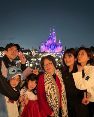 Alyssa Chia Instagram - 這位缺牙怪怪小少女7歲啦🎉🎂🥰
願望是能去迪士尼🫣
以為她想當公主結果她想打扮成帥氣的阿拉丁😅
可惜並沒有這個選項🤣
答應她下次幫她裝扮成她想要的樣子🩷
她說這裡是世界上最好玩的地方💕
然後說只要一家人在一起就好開心了😘
這次去上海慶生 也是波妞的願望！
因為可以跟大姐姐可以一起🥰
三姐妹的好感情是最珍貴的！
生日快樂🎂
最幸福的小妹妹🩷

#happybirthday 
#三姐妹
#shanghai 
#family
@lefthere036 
@angelsun619

@shanghaidisneyresort