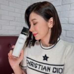 Alyssa Chia Instagram - 長期戶外拍戲、日夜顛倒當空中飛人，肌膚難免抗議 為了維持肌膚的明亮好氣色，抗老+美白必須雙管齊下 還要能舒緩敏弱膚況 這麼多需求，只有「迪奧精萃再生光燦淨白系列」可以完全滿足我✨ 它讓我的肌膚重拾健康緊緻、膚色更加均勻無瑕，由內而外綻放淨白玫瑰光!✨ 這是我最喜歡的狀態💕 我近期的淨白保養步驟，就從水感煥膚的「淨白精華露」開始，並搭配「淨白精華」 幫肌膚修護滋養，同時淡化斑點瑕疵，輕鬆養出滿滿淨白光芒 ! 最後的乳霜步驟，早上我會使用「淨白玫瑰霜」加強淨白滋養，讓肌膚又澎又亮! 晚上肌膚修護黃金期，我則使用「午夜玫瑰霜」來倍效夜間修護力 讓肌膚宛如一夜擁抱雙倍睡眠般，隔天再次煥發動人光采💕 大家快跟著我的步驟，一起幫肌膚養成淨白玫瑰光吧! @diorbeauty #DiorSkincare#DiorPrestige @dior