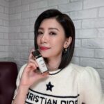 Alyssa Chia Instagram - 長期戶外拍戲、日夜顛倒當空中飛人，肌膚難免抗議 為了維持肌膚的明亮好氣色，抗老+美白必須雙管齊下 還要能舒緩敏弱膚況 這麼多需求，只有「迪奧精萃再生光燦淨白系列」可以完全滿足我✨ 它讓我的肌膚重拾健康緊緻、膚色更加均勻無瑕，由內而外綻放淨白玫瑰光!✨ 這是我最喜歡的狀態💕 我近期的淨白保養步驟，就從水感煥膚的「淨白精華露」開始，並搭配「淨白精華」 幫肌膚修護滋養，同時淡化斑點瑕疵，輕鬆養出滿滿淨白光芒 ! 最後的乳霜步驟，早上我會使用「淨白玫瑰霜」加強淨白滋養，讓肌膚又澎又亮! 晚上肌膚修護黃金期，我則使用「午夜玫瑰霜」來倍效夜間修護力 讓肌膚宛如一夜擁抱雙倍睡眠般，隔天再次煥發動人光采💕 大家快跟著我的步驟，一起幫肌膚養成淨白玫瑰光吧! @diorbeauty #DiorSkincare#DiorPrestige @dior