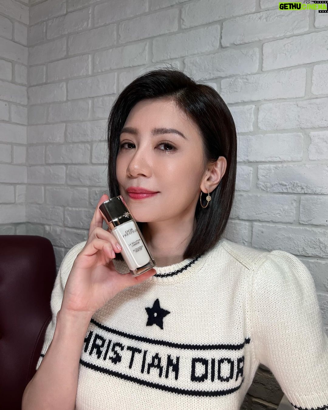 Alyssa Chia Instagram - 長期戶外拍戲、日夜顛倒當空中飛人,肌膚難免抗議 為了維持肌膚的明亮好氣色,抗老+美白必須雙管齊下 還要能舒緩敏弱膚況 這麼多需求,只有「迪奧精萃再生光燦淨白系列」可以完全滿足我✨ 它讓我的肌膚重拾健康緊緻、膚色更加均勻無瑕,由內而外綻放淨白玫瑰光!✨ 這是我最喜歡的狀態💕 我近期的淨白保養步驟,就從水感煥膚的「淨白精華露」開始,並搭配「淨白精華」 幫肌膚修護滋養,同時淡化斑點瑕疵,輕鬆養出滿滿淨白光芒 ! 最後的乳霜步驟,早上我會使用「淨白玫瑰霜」加強淨白滋養,讓肌膚又澎又亮! 晚上肌膚修護黃金期,我則使用「午夜玫瑰霜」來倍效夜間修護力 讓肌膚宛如一夜擁抱雙倍睡眠般,隔天再次煥發動人光采💕 大家快跟著我的步驟,一起幫肌膚養成淨白玫瑰光吧! @diorbeauty #DiorSkincare#DiorPrestige @dior