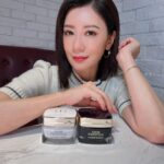 Alyssa Chia Instagram - 長期戶外拍戲、日夜顛倒當空中飛人，肌膚難免抗議 為了維持肌膚的明亮好氣色，抗老+美白必須雙管齊下 還要能舒緩敏弱膚況 這麼多需求，只有「迪奧精萃再生光燦淨白系列」可以完全滿足我✨ 它讓我的肌膚重拾健康緊緻、膚色更加均勻無瑕，由內而外綻放淨白玫瑰光!✨ 這是我最喜歡的狀態💕 我近期的淨白保養步驟，就從水感煥膚的「淨白精華露」開始，並搭配「淨白精華」 幫肌膚修護滋養，同時淡化斑點瑕疵，輕鬆養出滿滿淨白光芒 ! 最後的乳霜步驟，早上我會使用「淨白玫瑰霜」加強淨白滋養，讓肌膚又澎又亮! 晚上肌膚修護黃金期，我則使用「午夜玫瑰霜」來倍效夜間修護力 讓肌膚宛如一夜擁抱雙倍睡眠般，隔天再次煥發動人光采💕 大家快跟著我的步驟，一起幫肌膚養成淨白玫瑰光吧! @diorbeauty #DiorSkincare#DiorPrestige @dior