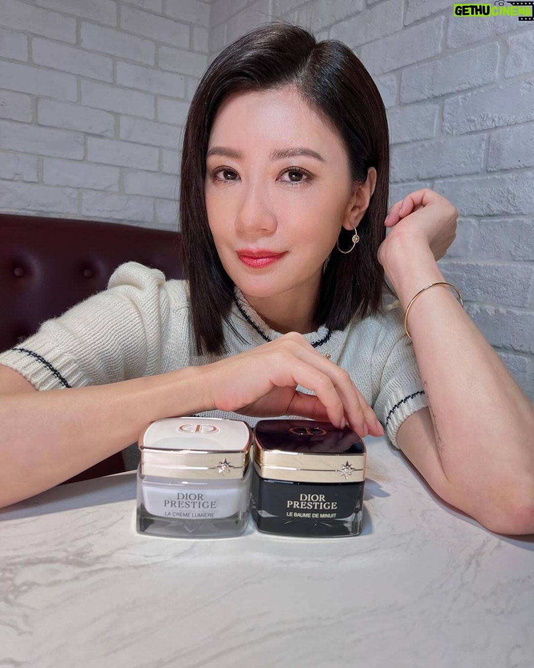 Alyssa Chia Instagram - 長期戶外拍戲、日夜顛倒當空中飛人,肌膚難免抗議 為了維持肌膚的明亮好氣色,抗老+美白必須雙管齊下 還要能舒緩敏弱膚況 這麼多需求,只有「迪奧精萃再生光燦淨白系列」可以完全滿足我✨ 它讓我的肌膚重拾健康緊緻、膚色更加均勻無瑕,由內而外綻放淨白玫瑰光!✨ 這是我最喜歡的狀態💕 我近期的淨白保養步驟,就從水感煥膚的「淨白精華露」開始,並搭配「淨白精華」 幫肌膚修護滋養,同時淡化斑點瑕疵,輕鬆養出滿滿淨白光芒 ! 最後的乳霜步驟,早上我會使用「淨白玫瑰霜」加強淨白滋養,讓肌膚又澎又亮! 晚上肌膚修護黃金期,我則使用「午夜玫瑰霜」來倍效夜間修護力 讓肌膚宛如一夜擁抱雙倍睡眠般,隔天再次煥發動人光采💕 大家快跟著我的步驟,一起幫肌膚養成淨白玫瑰光吧! @diorbeauty #DiorSkincare#DiorPrestige @dior