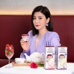 Alyssa Chia Instagram - 今天以 Häagen-Dazs 《Rose Project 》活動大使參加公益合作記者會💕 藉由這次的合作，想一起推動大眾對於職場性別平權的認識🫶🏻 期許社會能持續支持女性展現真我、有平等的機會追求自己的興趣和事業💕 這次合作活動Häagen-Dazs X 婦女新知基金會推出公益合作套組，每售出一盒，就會捐出10元給予婦女新知基金會，一起推動性別平權 我在這邊也邀請你們一起響應 #我們挺WOMEN 💁🏻‍♀️ #哈根達斯#theroseproject @haagendazstw Makeup: @backstagejimywu @backstage__makeup Hair: @chuan518 @80sstudio Styling_ @eavecning @ningstyling