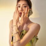 Alyssa Chia Instagram - #ELLE封面大人物 #賈靜雯 她曾說，儀式感是維繫感情最重要的元素「愛情到了一個境地之後，就要學會常常看見身邊小事的美好。我們都習慣了挑剔，習慣了習慣，所以會覺得很多事是『應該』，但對方可能多做一點都已經不容易，所以要珍惜！」在平淡生活中有一點火花，也不吝嗇把愛說出來。 @alyssachia 👉🏻追蹤 @elletaiwan 看完整專訪和獨家影音 EDITOR IN CHIEF_KAYT HSUEH PHOTOGRAPH_ICURA CHIANG PROJECT MANAGEMENT_CHRISTY YANG STYLING_KATE CHEN MAKE UP_JIMY WU（BACKSTAGE） HAIR_AMBER （80’S） TEXT_ SYLVIA CHENG VIDEO PRODUCER_ESTHER PAI VIDEO PHOTOGRAPHER_ASHE CHEN ,JUNIOR LO,DORIS LAI VIDEO EDITOR_HSINGYUN WANG FASHION_ @louisvuitton #ELLETAIWAN #ELLE娛樂圈 #ELLE時尚圈 #ellecoverstar