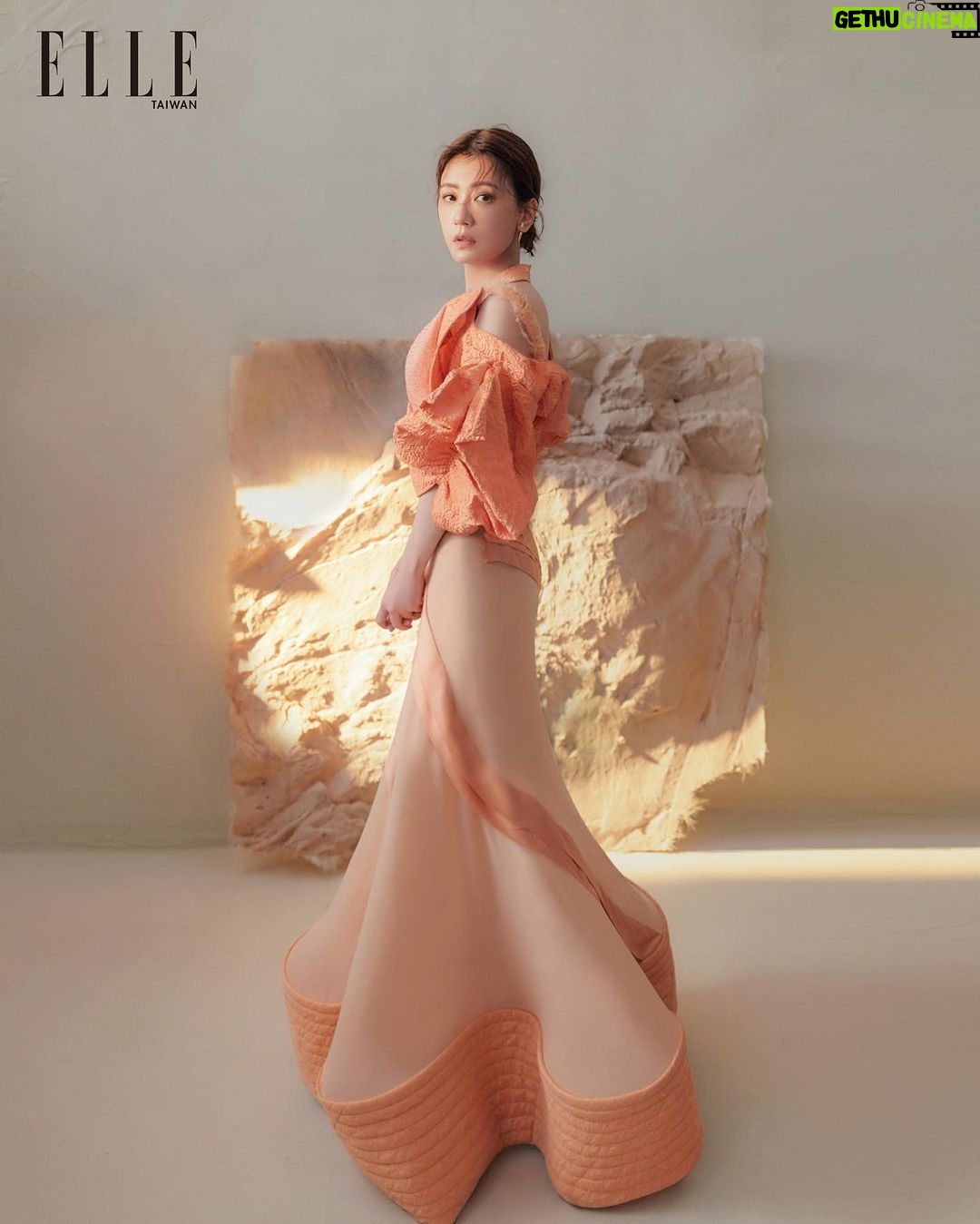 Alyssa Chia Instagram - #ELLE封面大人物 #賈靜雯 她曾說,儀式感是維繫感情最重要的元素「愛情到了一個境地之後,就要學會常常看見身邊小事的美好。我們都習慣了挑剔,習慣了習慣,所以會覺得很多事是『應該』,但對方可能多做一點都已經不容易,所以要珍惜!」在平淡生活中有一點火花,也不吝嗇把愛說出來。 @alyssachia 👉🏻追蹤 @elletaiwan 看完整專訪和獨家影音 EDITOR IN CHIEF_KAYT HSUEH PHOTOGRAPH_ICURA CHIANG PROJECT MANAGEMENT_CHRISTY YANG STYLING_KATE CHEN MAKE UP_JIMY WU(BACKSTAGE) HAIR_AMBER (80’S) TEXT_ SYLVIA CHENG VIDEO PRODUCER_ESTHER PAI VIDEO PHOTOGRAPHER_ASHE CHEN ,JUNIOR LO,DORIS LAI VIDEO EDITOR_HSINGYUN WANG FASHION_ @louisvuitton #ELLETAIWAN #ELLE娛樂圈 #ELLE時尚圈 #ellecoverstar