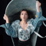 Alyssa Chia Instagram - #ELLE封面大人物 #賈靜雯 她曾說，儀式感是維繫感情最重要的元素「愛情到了一個境地之後，就要學會常常看見身邊小事的美好。我們都習慣了挑剔，習慣了習慣，所以會覺得很多事是『應該』，但對方可能多做一點都已經不容易，所以要珍惜！」在平淡生活中有一點火花，也不吝嗇把愛說出來。 @alyssachia 👉🏻追蹤 @elletaiwan 看完整專訪和獨家影音 EDITOR IN CHIEF_KAYT HSUEH PHOTOGRAPH_ICURA CHIANG PROJECT MANAGEMENT_CHRISTY YANG STYLING_KATE CHEN MAKE UP_JIMY WU（BACKSTAGE） HAIR_AMBER （80’S） TEXT_ SYLVIA CHENG VIDEO PRODUCER_ESTHER PAI VIDEO PHOTOGRAPHER_ASHE CHEN ,JUNIOR LO,DORIS LAI VIDEO EDITOR_HSINGYUN WANG FASHION_ @louisvuitton #ELLETAIWAN #ELLE娛樂圈 #ELLE時尚圈 #ellecoverstar