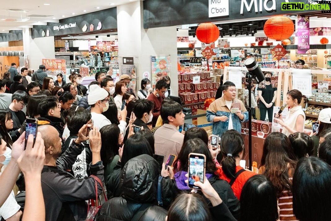 Alyssa Chia Instagram - 好久沒跟大家近距離互動了! 昨天的一日店長 拉近了我們彼此的距離! 以後要常常辦這樣的活動 好吃好玩好開心💕 賈以食日6歲了🎉🎉 好多的挑戰 好不容易! 我們會繼續努力💪謝謝支持💪 @chiaselect.tw #賈以食日 #過年最好伴手禮