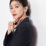Alyssa Chia Instagram - 能在年末前跟大家久違的見面，開心💕 擦上2024全新《迪奧藍星唇膏》經典正紅999 在寒冷的冬日裡添加一抹紅💕 @diorbeauty #DiorBeauty #RougeDior #迪奧藍星唇膏 Makeup: @backstagejimywu Hair: @chuan518 Fashion_ @dior Photo: @markphotostudio @dd_photostudio_