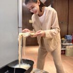 Alyssa Chia Instagram – 是小孩才做選擇😬
感恩的心 感謝有你們陪伴👏
感恩節快樂喔👏
兩種我都要 最愛我們家的宵夜~
賈以食日 就是美味😏
這樣吃 很快樂😬😬
我有敷臉 繼續保養!
#賈以食日麻花麵鴨血冬粉#
@chiaselect.tw