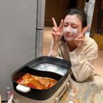 Alyssa Chia Instagram - 是小孩才做選擇😬 感恩的心 感謝有你們陪伴👏 感恩節快樂喔👏 兩種我都要 最愛我們家的宵夜～ 賈以食日 就是美味😏 這樣吃 很快樂😬😬 我有敷臉 繼續保養！ #賈以食日麻花麵鴨血冬粉# @chiaselect.tw