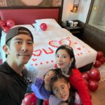 Alyssa Chia Instagram – 今年沒打算過生日🥹
但是還是很謝謝愛我的家人跟貼心的劇組給了我驚喜🥹💕🙏
我很幸福也很知足🙏
修帶著孩子人肉快遞🥹
大女兒的畫
老弟的全家福禮物
一早就讓我在拍戲的現場忍住幸福的淚水收到滿滿的愛意⋯🙏
今年的我收穫滿滿 應該說這幾年的我真的好多經歷是那麼夢幻跟真實⋯
我只有感謝🙏才能更踏實的擁有🙏
一切都是最好的安排！
一切都有背後的美意！
我的願望依然平淡簡單🙏
健康平安快樂🙏
願祝福我的大家珍惜所有的人事物🙏
愛地球珍惜資源不浪費🙏
怎麼願望越許越多😳🫣
希望願望全部實現🙏
#happybirthday 
#平安幸福
#健康快樂