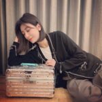 Alyssa Chia Instagram – 謝謝 @tiffanyandco 讓我能在生日前收到『RIMOWA x Tiffany & Co.限量聯名系列珠寶收納箱』🫣 

珠寶收納箱不僅有著鑽石般的切面圖騰質感，內部與外觀也採用了經典的Tiffany藍，重新定義了旅行收納箱。
無論居家或出門在外，珍貴的物品都能擁有貼心的守護🫶🏻

#RIMOWAxTiffany @tiffanyandco