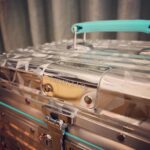 Alyssa Chia Instagram – 謝謝 @tiffanyandco 讓我能在生日前收到『RIMOWA x Tiffany & Co.限量聯名系列珠寶收納箱』🫣 

珠寶收納箱不僅有著鑽石般的切面圖騰質感，內部與外觀也採用了經典的Tiffany藍，重新定義了旅行收納箱。
無論居家或出門在外，珍貴的物品都能擁有貼心的守護🫶🏻

#RIMOWAxTiffany @tiffanyandco