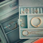 Alyssa Chia Instagram – 謝謝 @tiffanyandco 讓我能在生日前收到『RIMOWA x Tiffany & Co.限量聯名系列珠寶收納箱』🫣
珠寶收納箱不僅有著鑽石般的切面圖騰質感,內部與外觀也採用了經典的Tiffany藍,重新定義了旅行收納箱。
無論居家或出門在外,珍貴的物品都能擁有貼心的守護🫶🏻
#RIMOWAxTiffany @tiffanyandco