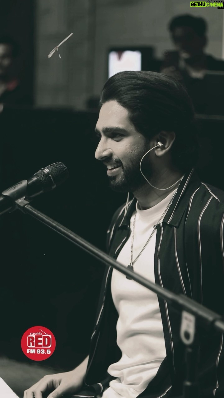 Amaal Mallik Instagram - An Intimate session full of mohabbat ❤️ and Music 🎶🥹 Red FM is proud and honored to classify a night full of Music and emotions .. @amaal_mallik the star shined as his fans got the upclose and personal experience which was magical On world music day Red FM & Amaal’s offering to all the music lover and Redfm listeners 🙌 . @amaal_mallik @redfm.indies @tseries.official @glocaljunction #IntimateListeningSession with #amaalmallik #mohabbat #mainrahoonyanarahoon #amalian #redindies #redindies #bajaateraho