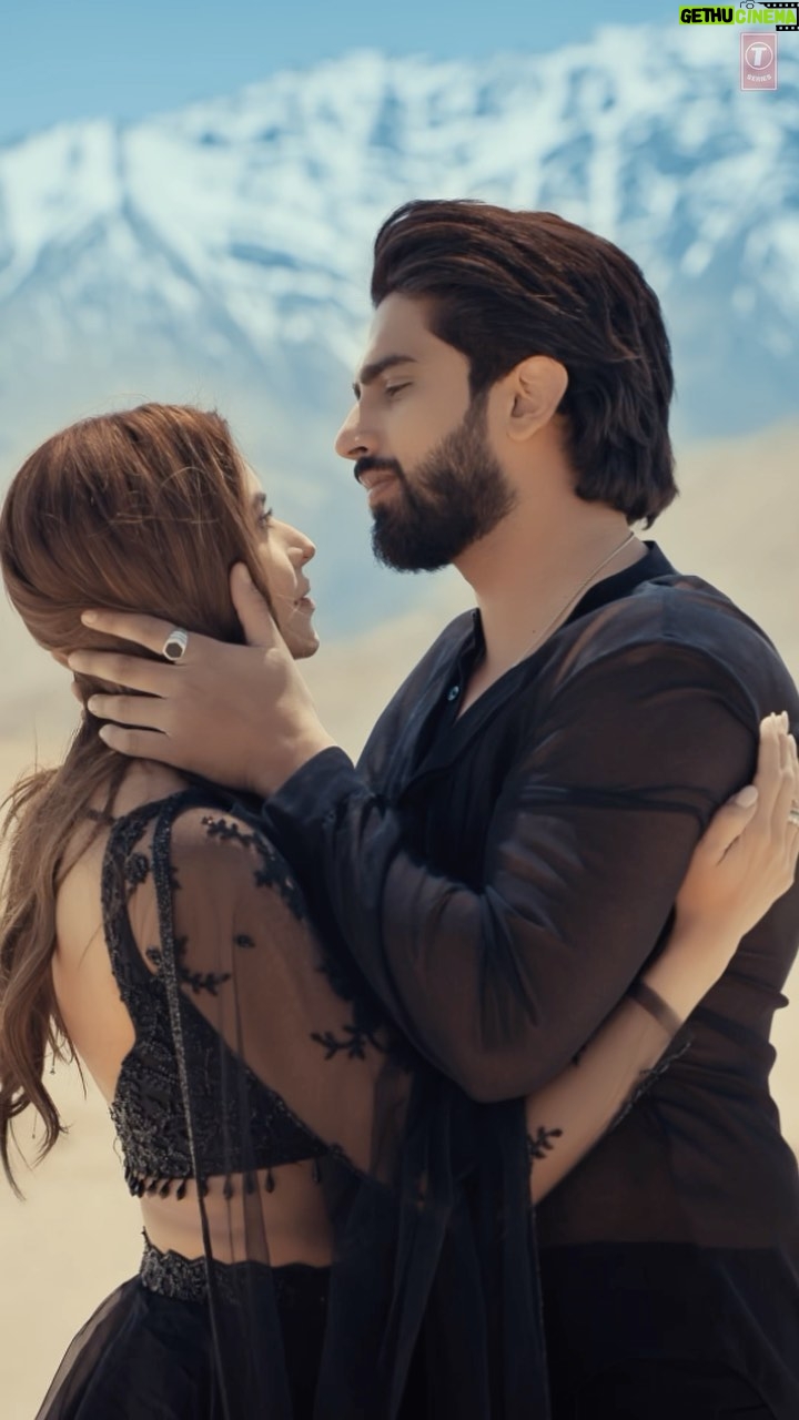 Amaal Mallik Instagram - Here’s my pre-birthday treat for y’all 🥳 It’s been one hell of a ride creating this one… Watch me alongside the beautiful @aamnasharifofficial as I bring to you the love anthem of the year ♥️🎵 Tune in to #Mohabbat 💌 #BhushanKumar @krishtrivedi7 @vayurus @hashimbachooali @daboomalik @vaibhavpani @ericpillai @yogeshbhanushali07 @imdhanraj @shivamchanana @vivinsachdeva @sonalc23 @rajchanana @tseries.official #Tseries #AamnaSharif #AmaalMallik #AM111