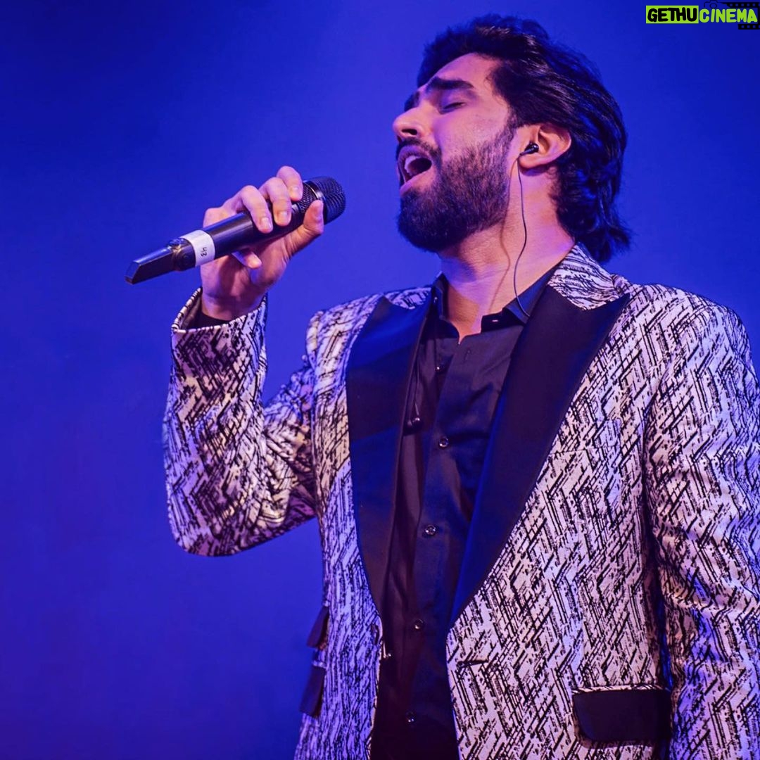Amaal Mallik Instagram - Music expresses that which cannot be put into words & that which cannot remain silent ♥️🎵⠀ ⠀ ⠀ Stylist : @castelino_priyanka ⠀ Blazer : @motifbyudhaymahajan ⠀ Shirt & trouser : @laadoredesignerstudio⠀ Shoes : @mondarroshoes Hair & Makeup : @rahul_hmua