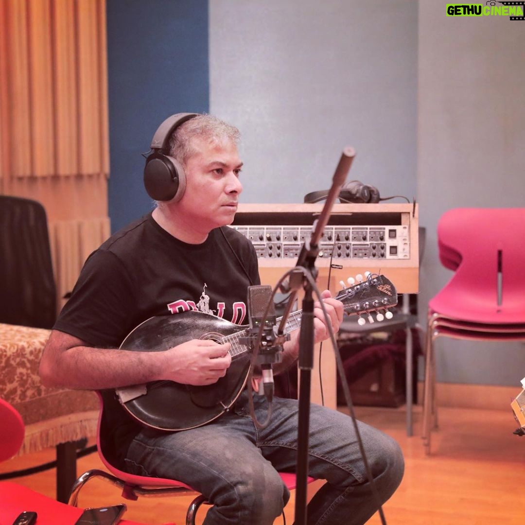 Amaal Mallik Instagram - I have learnt a lot from this genius musician, & it’s truly an honour to work with him. The man with the ‘Midas’ touch and more importantly, a great heart. Recording the strokes section with the legendary @mandolintapas 💯 Blessed to have him on my next single #Mohabbat ♥️🎵 #MohabbatBTS #AmaalMallik #TapasRoy