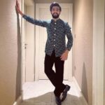 Amaal Mallik Instagram - On stage in 10 🥳💥 Styled by @malvika_tater Wearing @svacouture #AmaalMallikLive #Dubai