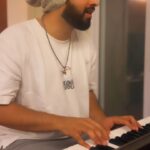 Amaal Mallik Instagram - #IMissYouAmore #Raw ♥️🎵 #LoveSongs #MissYou #Amore